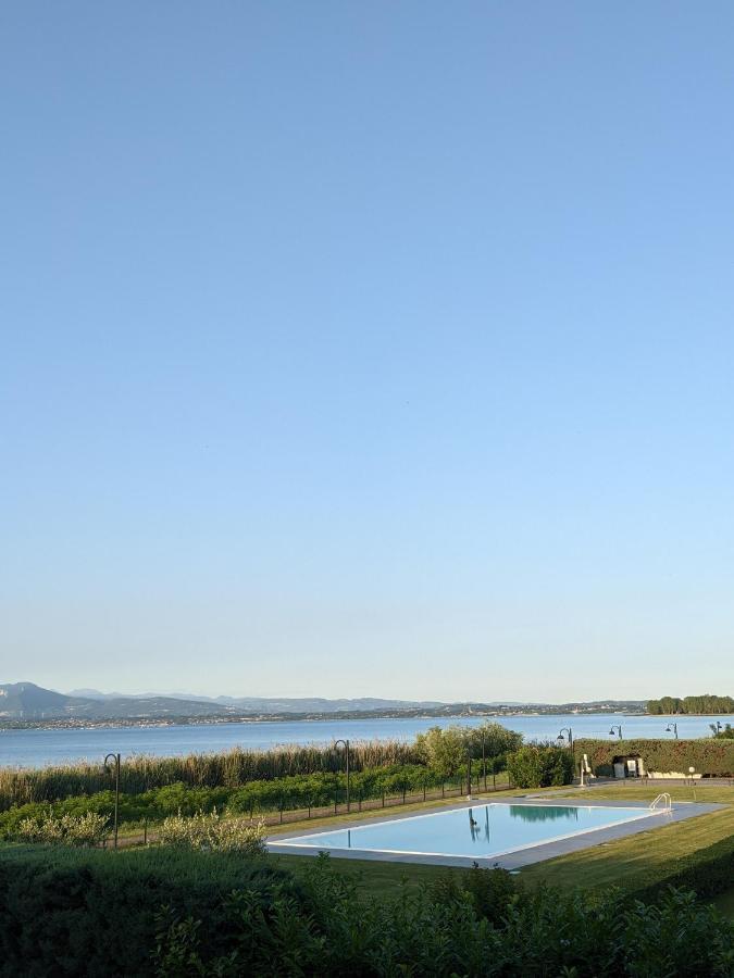 Vista - Lake & Pool Сірміоне Екстер'єр фото