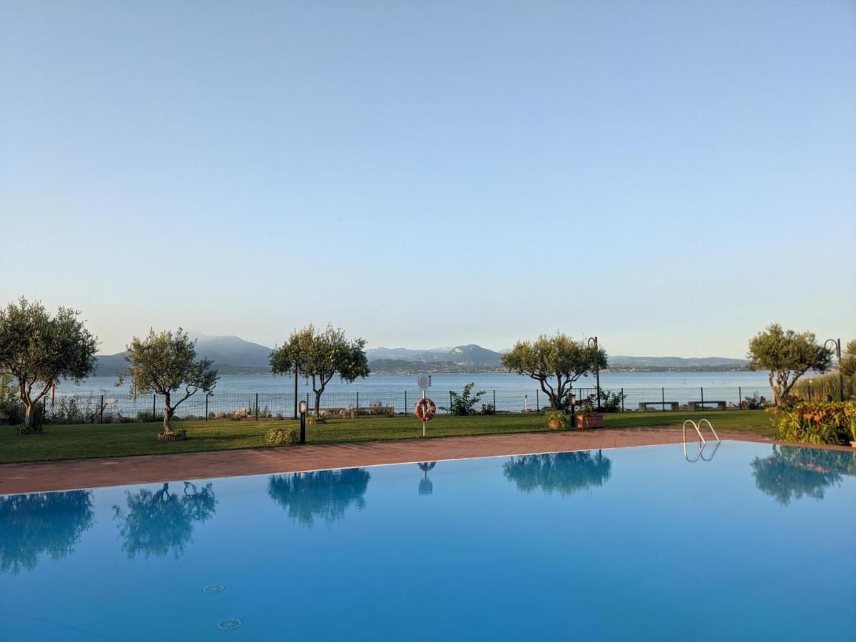 Vista - Lake & Pool Сірміоне Екстер'єр фото